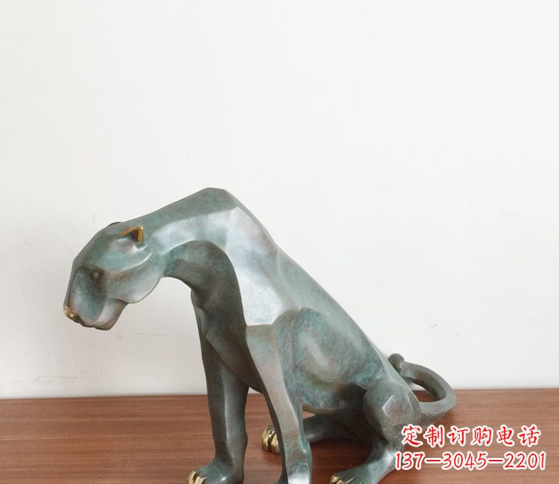 泉州绚丽多彩的豹子动物铜雕
