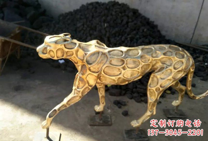泉州青铜豹雕塑象征着非凡力量与威严