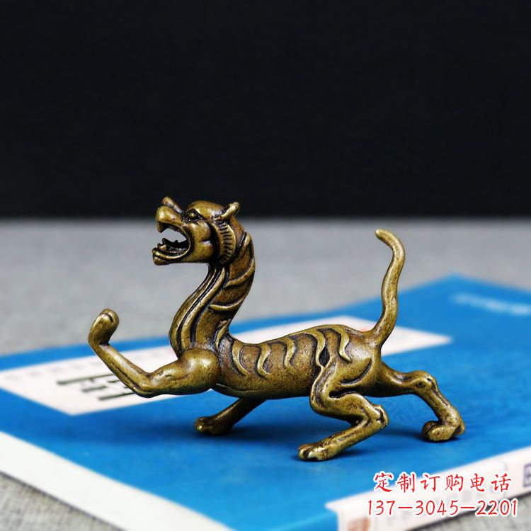 泉州金色纯铜铸造的白虎雕塑