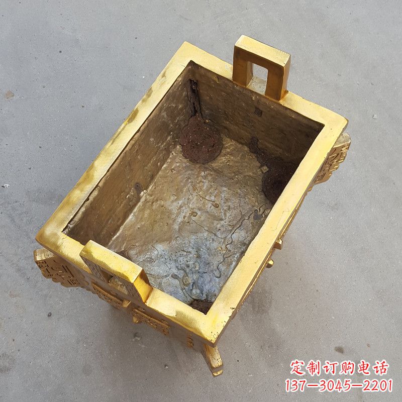泉州以纯铜铸造的金色香炉鼎