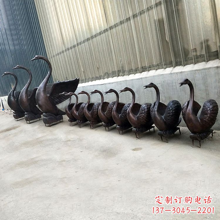 泉州精致的铜质天鹅雕塑