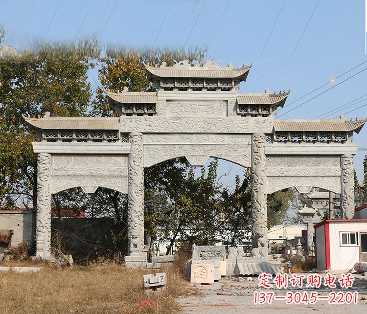 泉州村镇门口的石雕牌坊展现精湛工艺