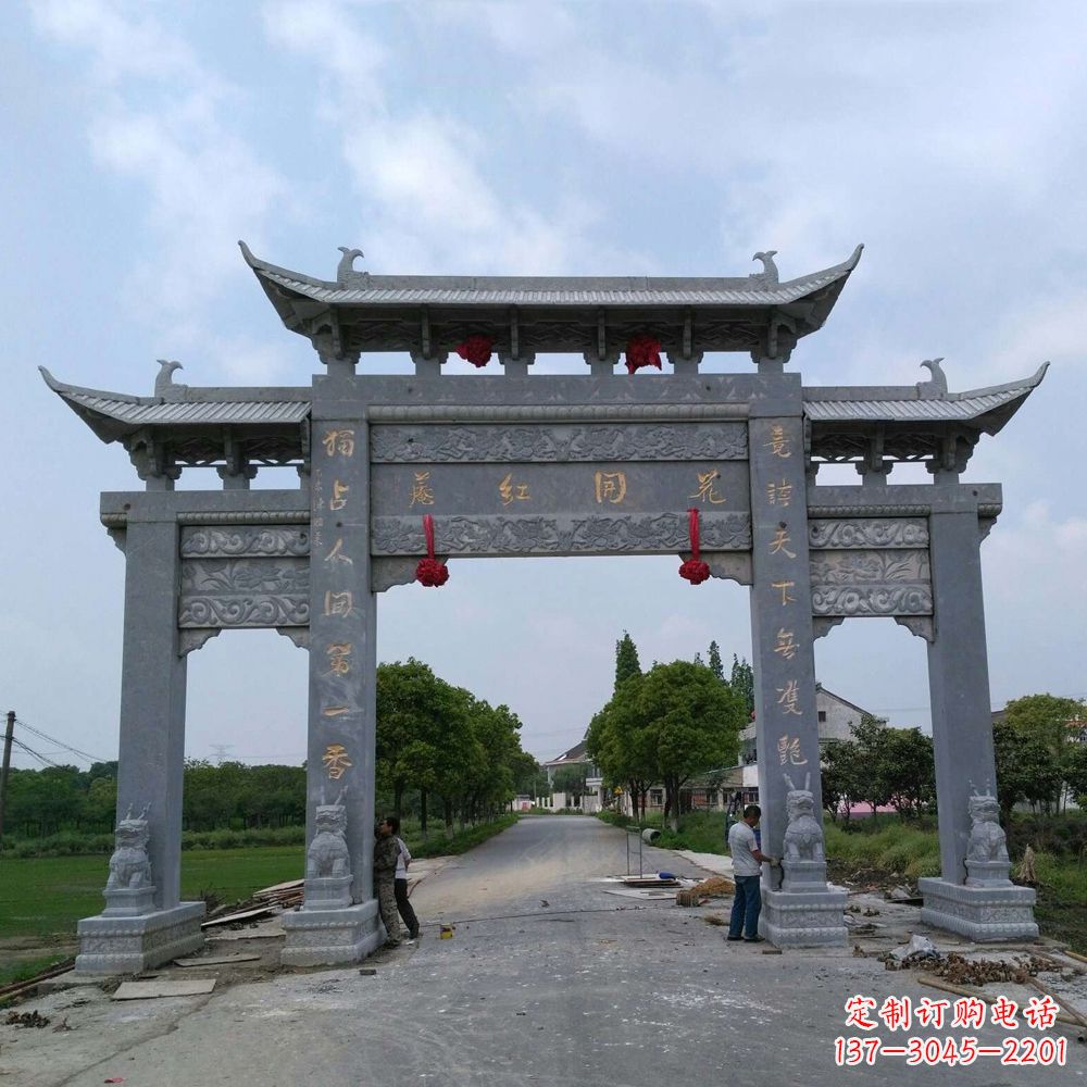 泉州青石三门牌坊雕塑传承中国古典文化