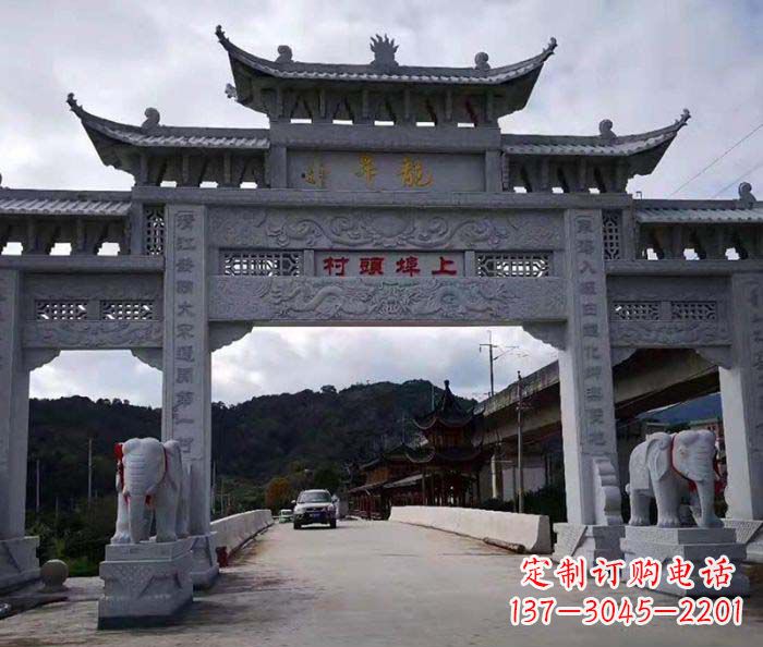 泉州村庄三门五楼石雕牌坊
