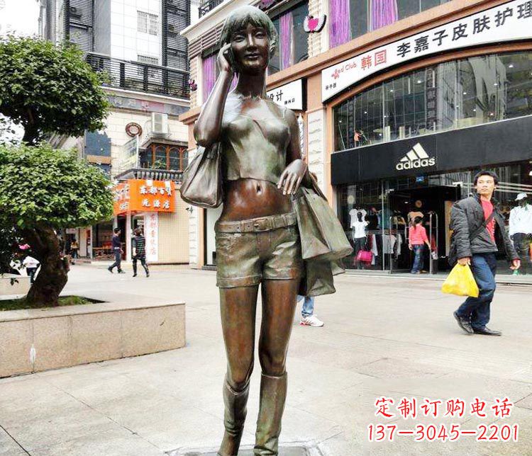 泉州打电话逛街的女孩铜雕