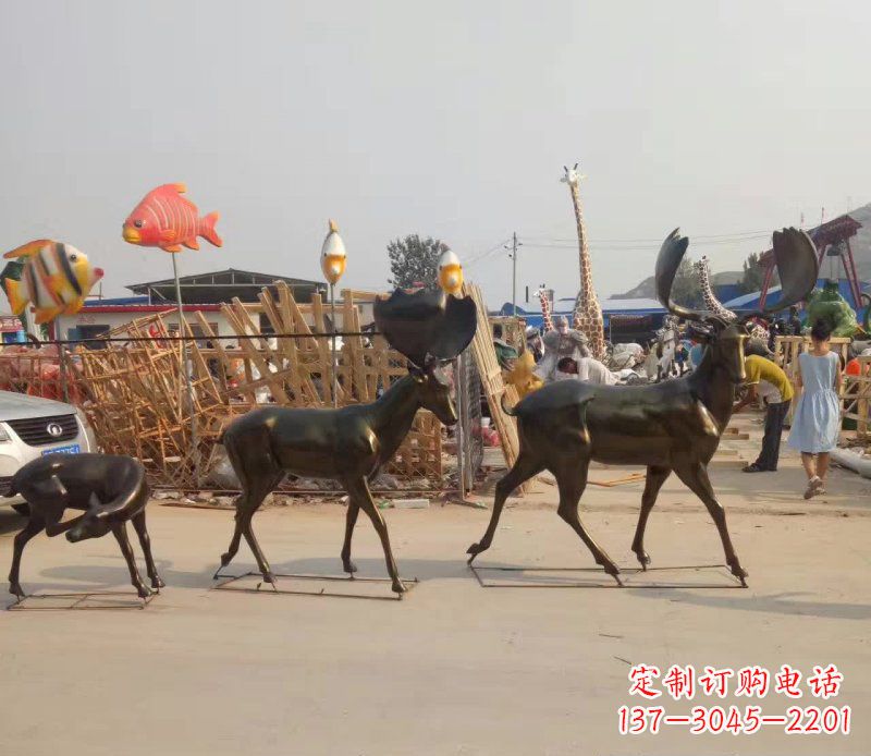 泉州大角鹿群的铜雕美丽的艺术精品
