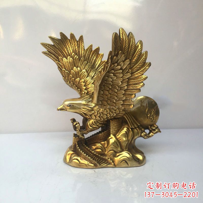 泉州高雅迷人的镀金铜老鹰雕塑
