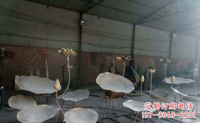 泉州锻铜荷叶荷花广场景观雕塑