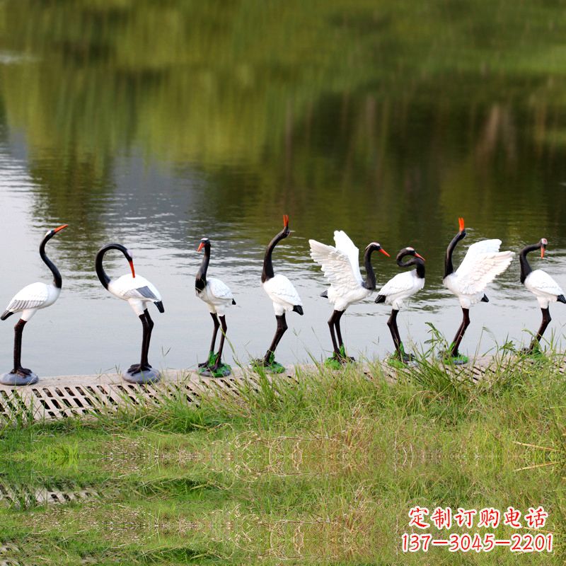 泉州仿真仙鹤玻璃钢水景雕塑摆件-公园水池水塘琥珀动物雕塑