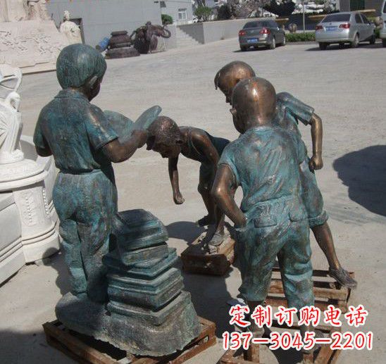 泉州童话般的梦幻小孩铜雕塑