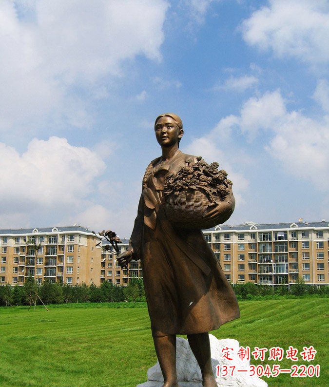 泉州传统精美少数民族雕塑——抱花篮的少数民族女孩