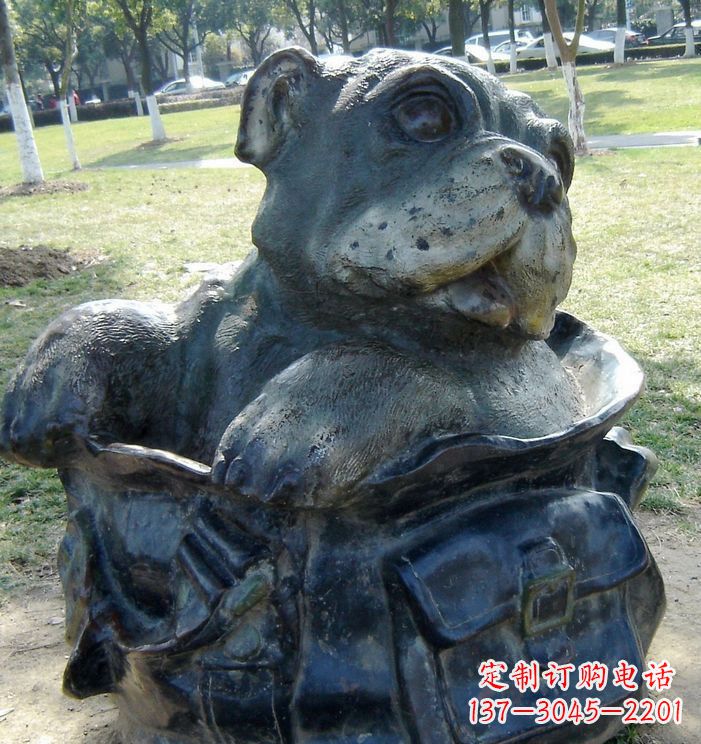 泉州公园背书包的小狗动物铜雕