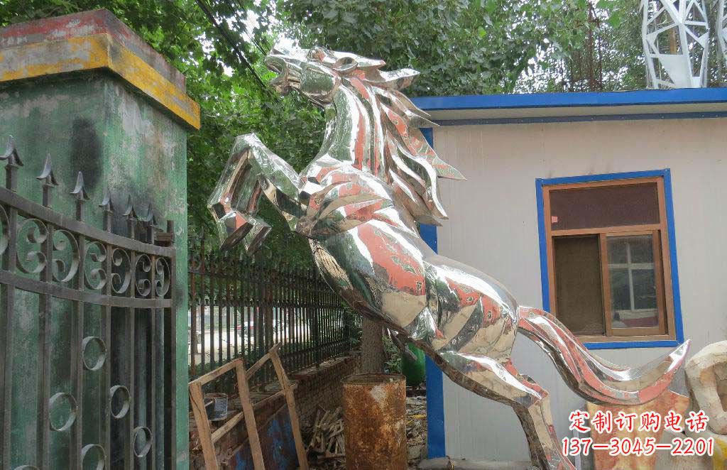 泉州优雅凌厉的不锈钢奔跑马雕塑