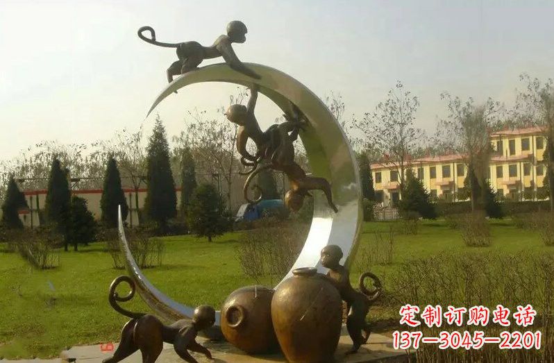 泉州不锈钢猴子拉月亮雕塑