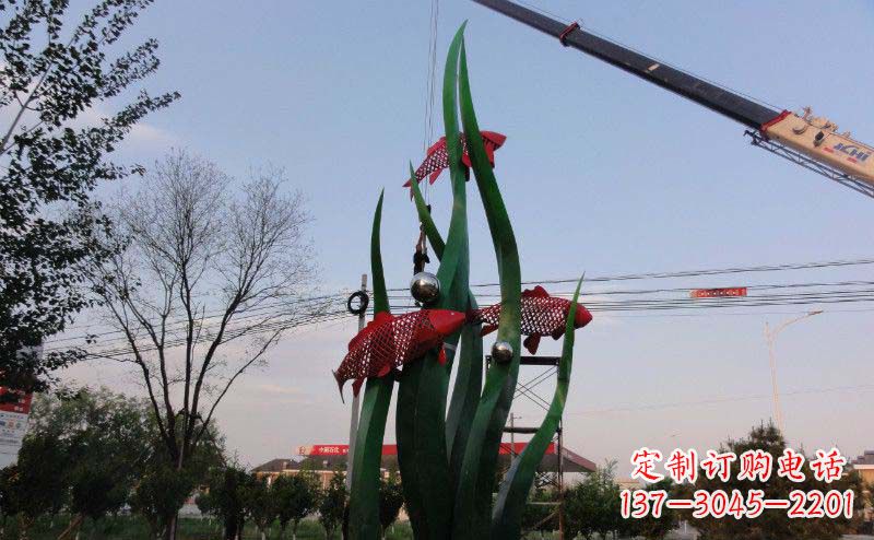 泉州公园不锈钢鲤鱼和海草雕塑