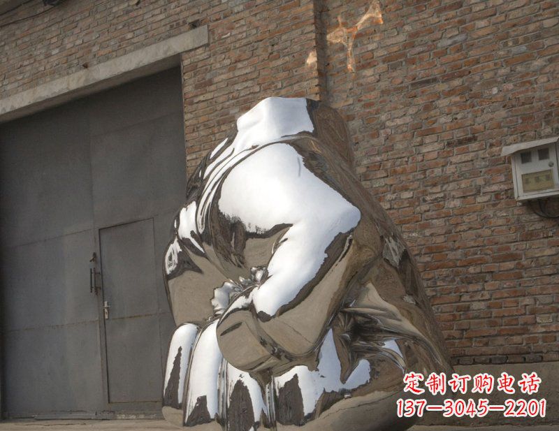 泉州冰冷威力,让精神抖动的不锈钢拳头雕塑