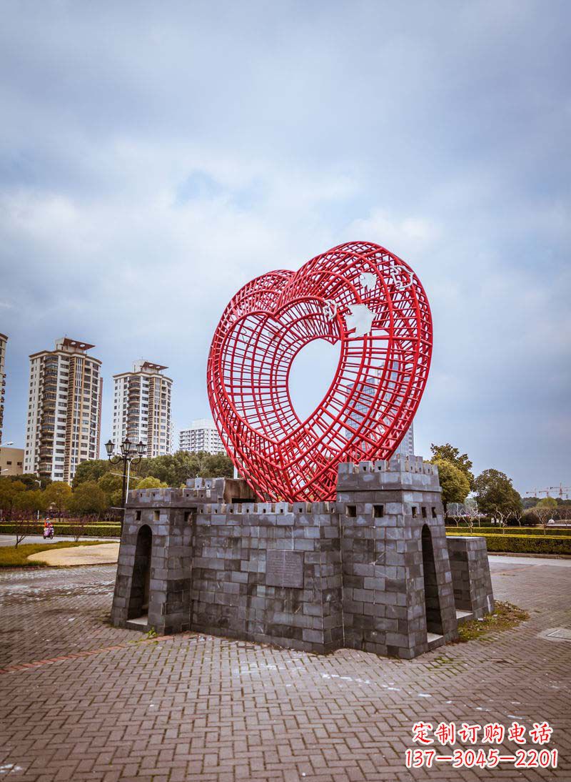 泉州拥抱和平的心以心型和平鸽雕塑传递心意