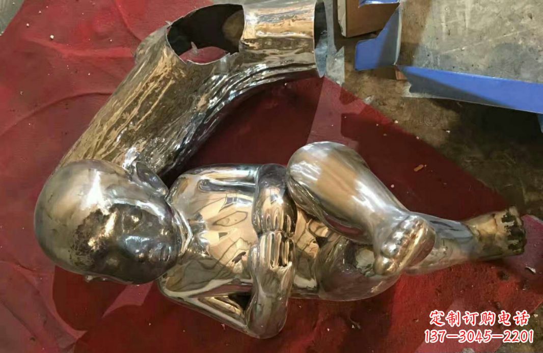 泉州公园不锈钢枕着木头睡觉的儿童雕塑