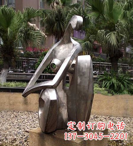 泉州公园不锈钢坐着的抽象女人雕塑