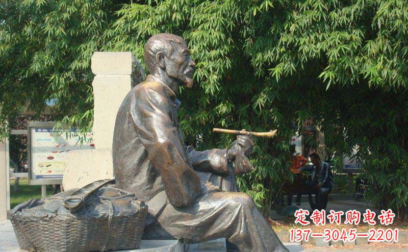 泉州老人小品铜雕抽袋烟的智慧与景仰