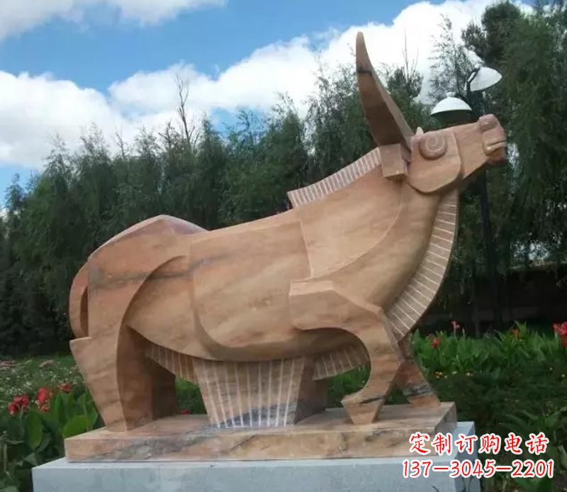 泉州公园抽象动物牛石雕