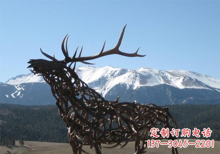 泉州公园抽象鹿动物铜雕