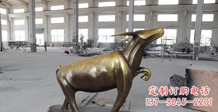 泉州公园抽象小牛动物铜雕