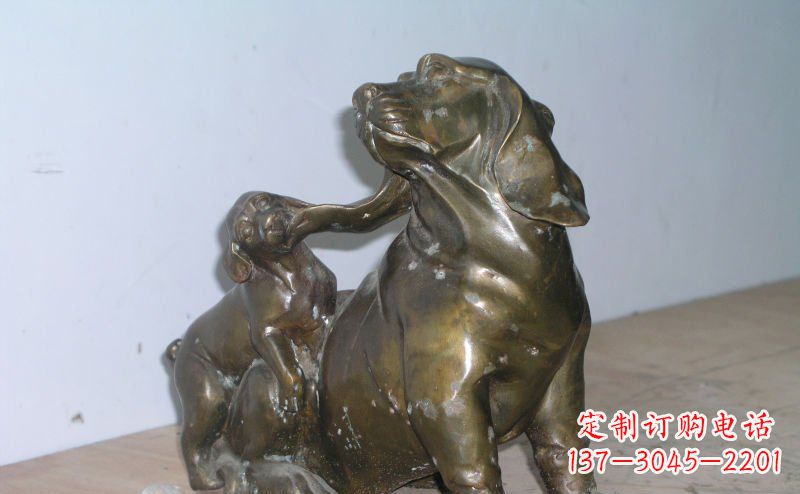 泉州公园打闹的小狗动物铜雕