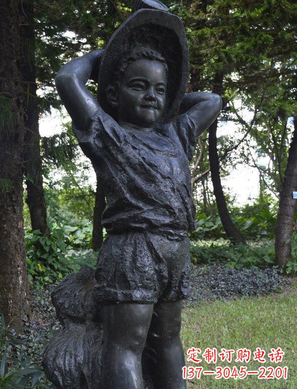 泉州公园戴草帽的小男孩人物铜雕