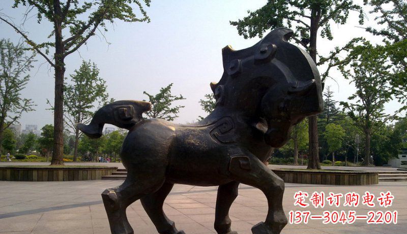 泉州公园低头的抽象小马动物铜雕