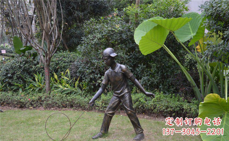 泉州公园滚铁环的小男孩人物铜雕