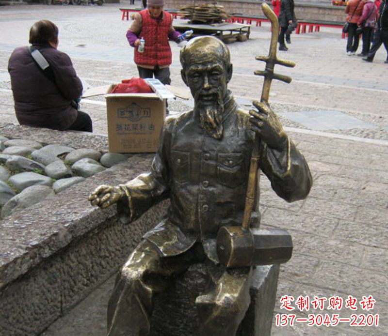 泉州精美绝伦的「老人拉二胡铜雕」