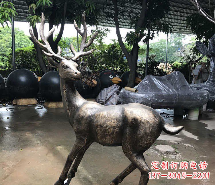 泉州静谧的梅花鹿铜雕