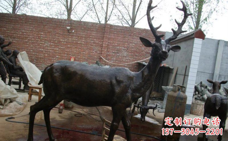 泉州公园梅花鹿小鹿动物铜雕