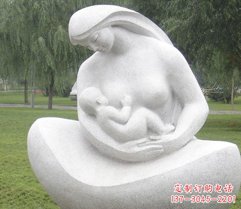 泉州公园母亲喂奶石雕