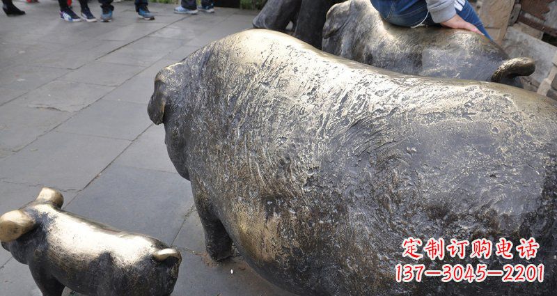 泉州公园精美母子猪铜雕