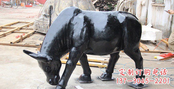 泉州公园牛吃草铜牛动物铜雕