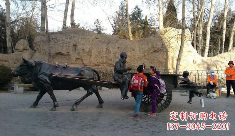 泉州公园牛车上的老人和小孩小品铜雕