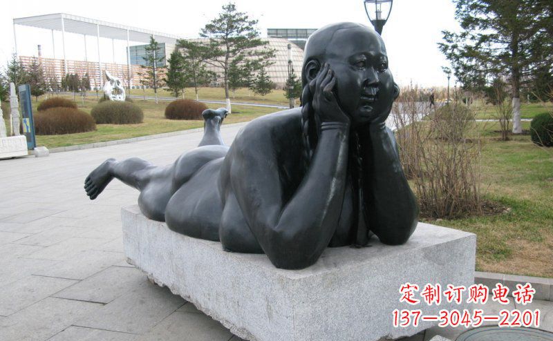泉州趴着的胖女孩铜雕塑
