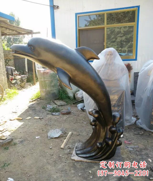 泉州公园喷水海豚动物铜雕
