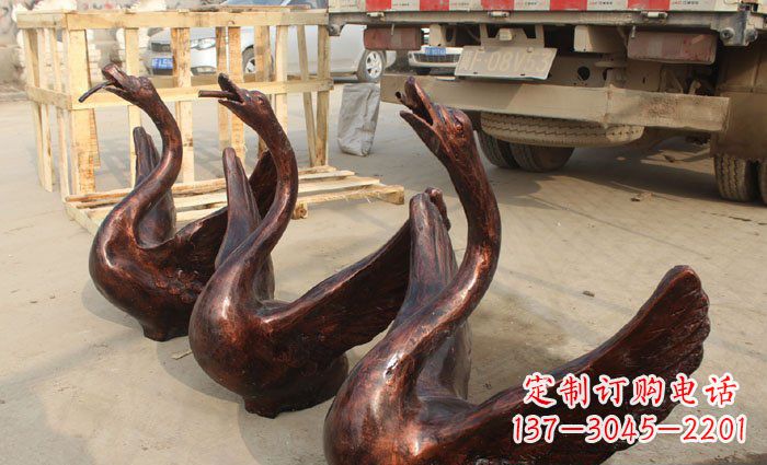 泉州优雅活泼的天鹅铜雕