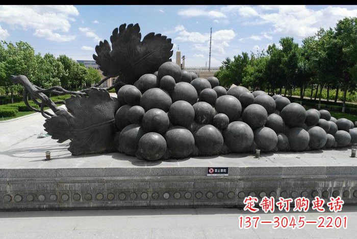 泉州美轮美奂的葡萄铜雕塑