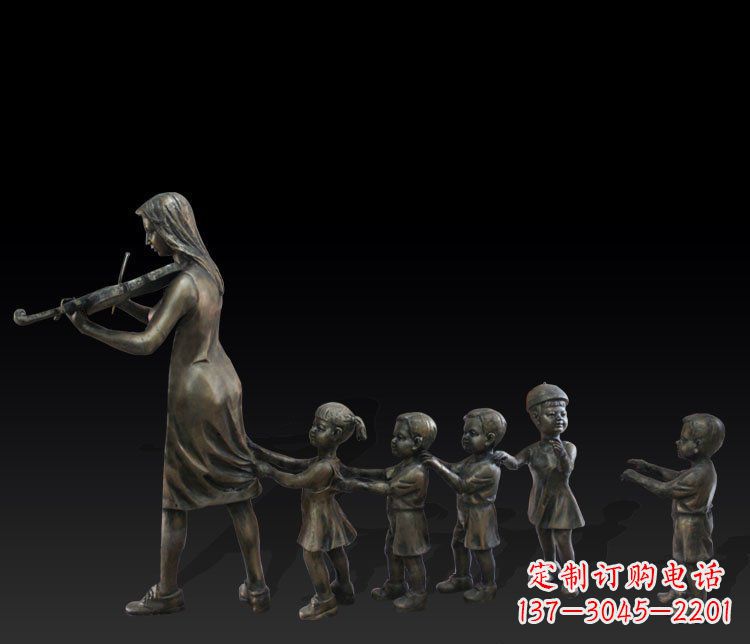 泉州传统风格老鹰捉小鸡铜雕