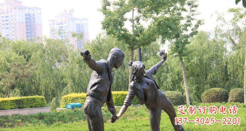 泉州公园散步的情侣人物铜雕