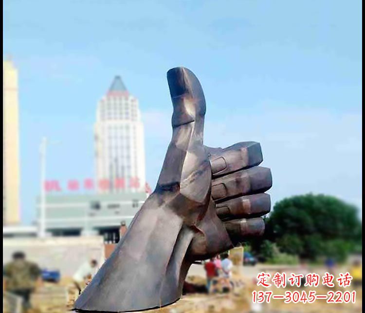 泉州公园竖大拇指铜雕