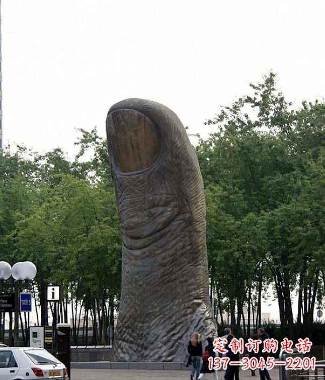 泉州公园竖着的大拇指景观铜雕