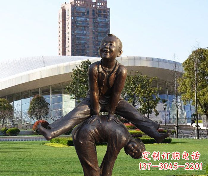 泉州公园跳山羊的儿童铜雕