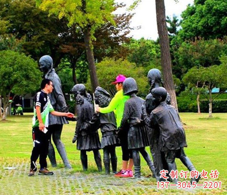 泉州铜质老鹰抓小鸡雕塑