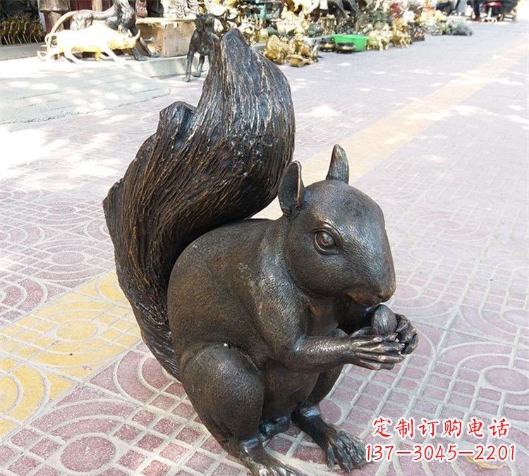 泉州令人惊叹的松鼠铜雕塑