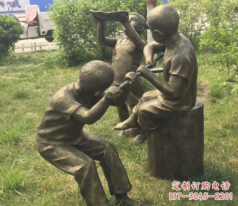 泉州公园玩水的儿童铜雕